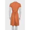 Оранжевое платье с плиссировкой