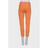 Оранжевые брюки прямого кроя