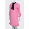 Розовое платье с декорированным воротником
