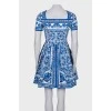 Блакитна сукня з абстрактним принтом
