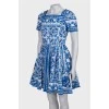 Голубое платье с абстрактным принтом