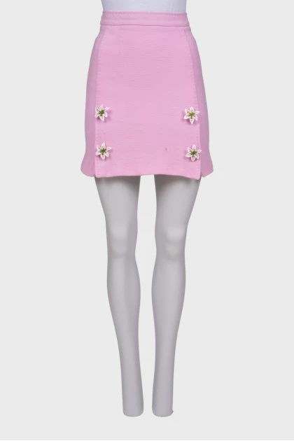 Розовая юбка с цветами-брошками