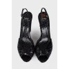 Черные лаковые босоножки на каблуке