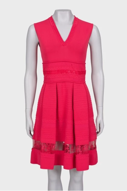 Рожеве плаття з v-подібним вирізом
