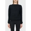Чорний светр із поперечним плетінням
