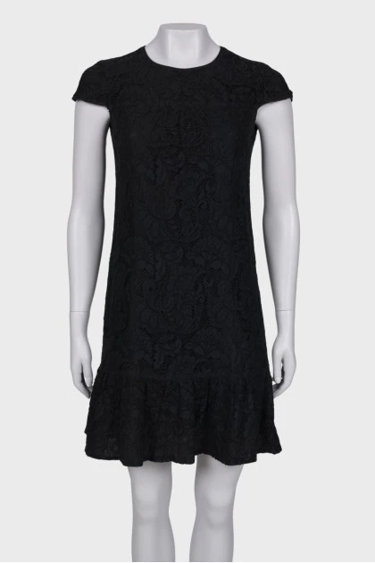 Черное кружевное платье с оборками