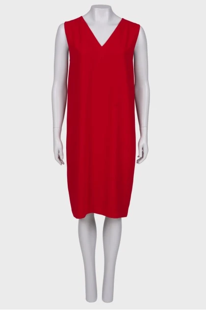 Красное платье с V-вырезом