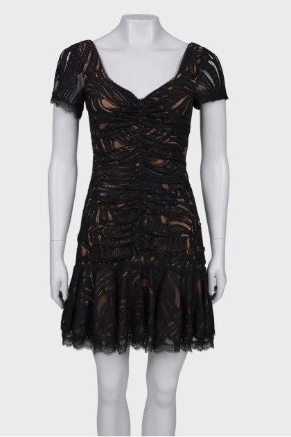 Черное кружевное платье со складками