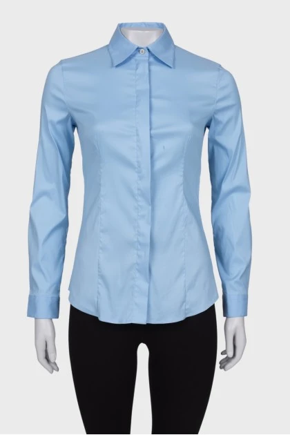 Классическая голубая рубашка на кнопках