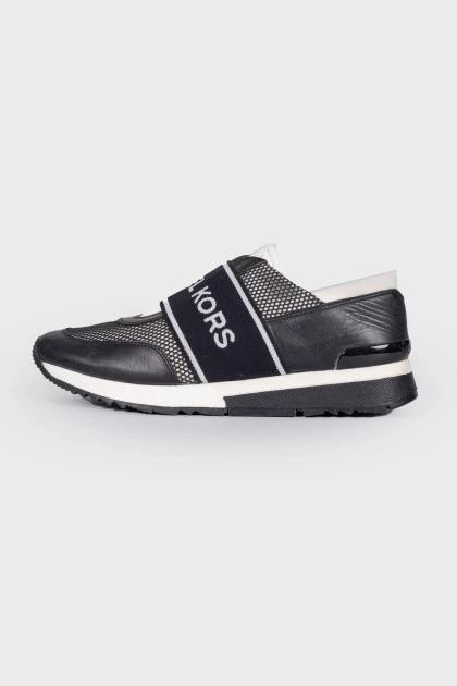 Чорно-білі кросівки з лого