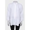 Біла блузка з застібкою на гудзиках