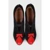 Замшевые туфли с красными вставками