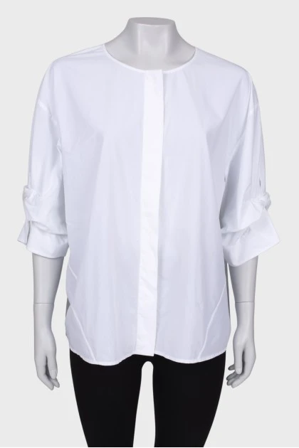 Белая блуза с переплетом на рукавах