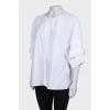 Біла блузка з переплетінням на рукавах