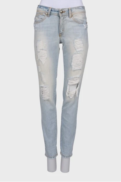 Светло-голубые джинсы с эффектом рваных и потертых