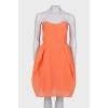 Ярко-оранжевое платье с открытыми плечами