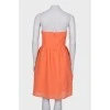 Ярко-оранжевое платье с открытыми плечами