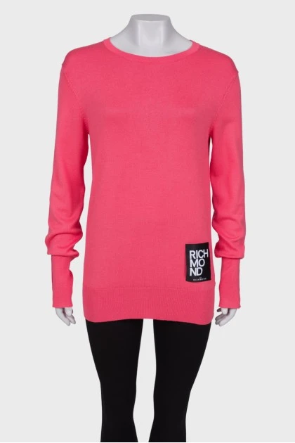 Розовый свитер с нашивками