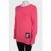 Розовый свитер с нашивками