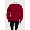 Красный свитер с принтом