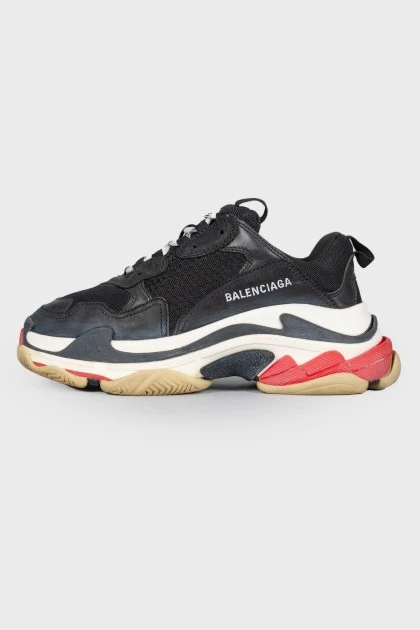 Черные кроссовки Triple S