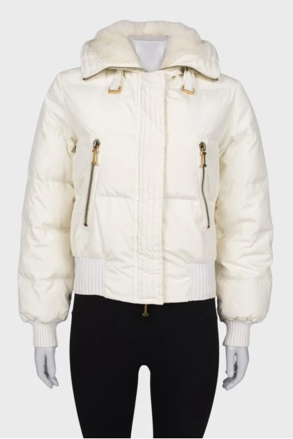 Белая куртка с капюшоном на меху