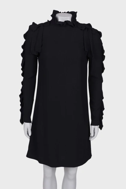 Черное платье с оборками на рукавах