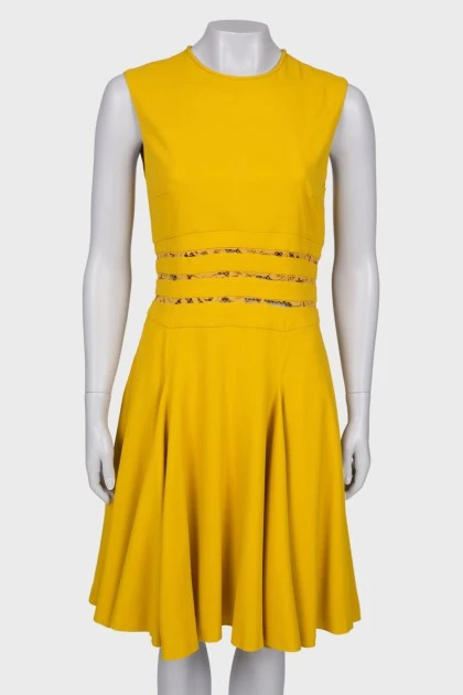Жёлтое платье с кружевом на талии