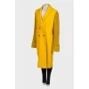 Желтое пальто с вязаными рукавами
