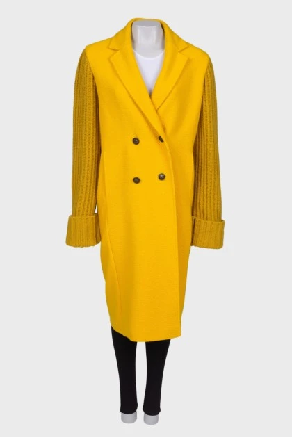 Желтое пальто с вязаными рукавами