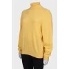 Шерстяной желтый свитер