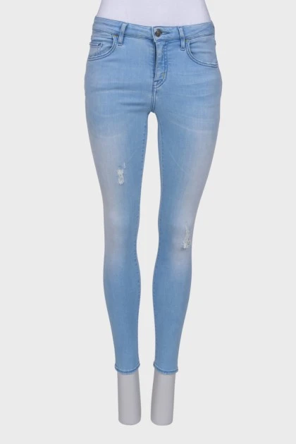 Светло-голубые джинсы с эффектом рваных