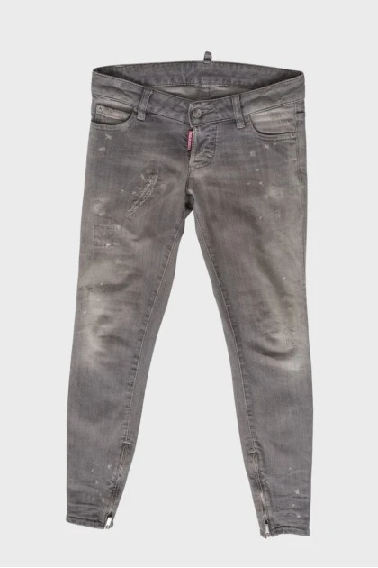 Серые джинсы с эффектом пятен краски