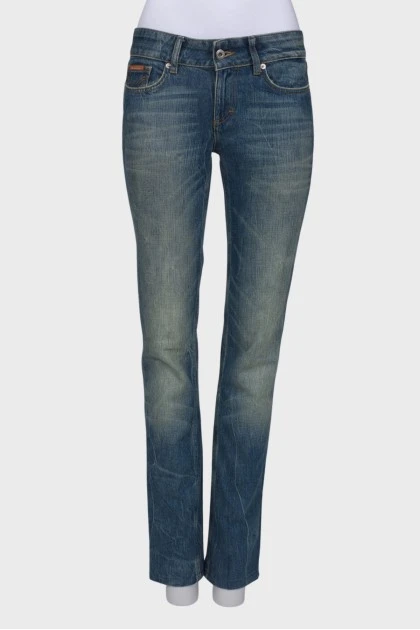 Винтажно-синие джинсы на низкой посадке