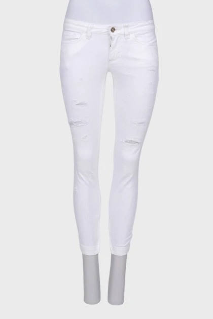 Белые джинсы с эффектом рваных