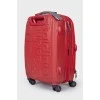 Красный чемодан с логотипом 