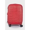 Червоний чемодан з логотипом