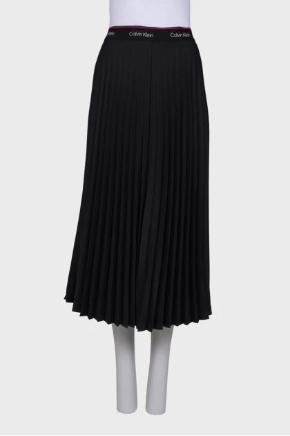Плиссированная черная юбка миди