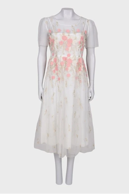 Белое платье с вышивкой в виде цветов 