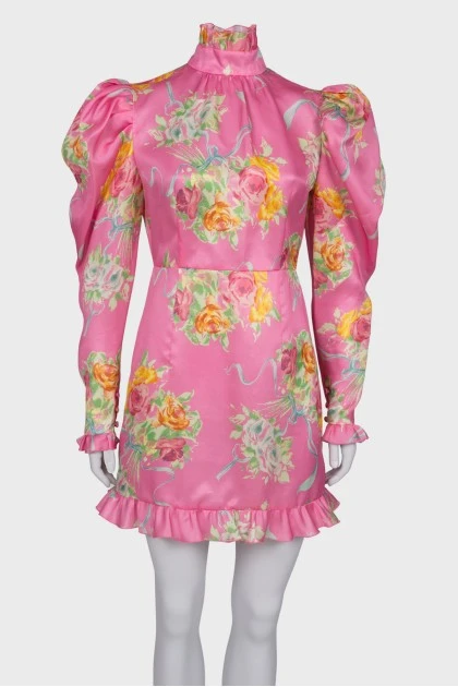 Розовое платье с рукавом фонарик