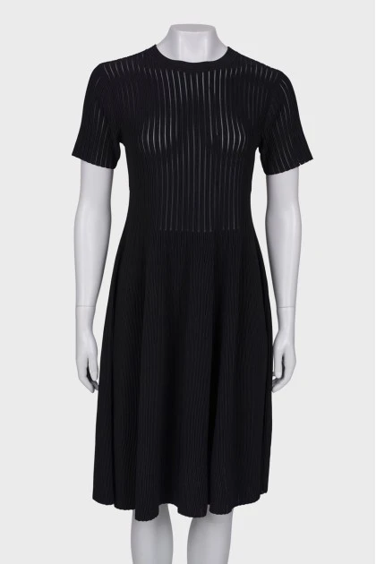 Черное платье с полупрозрачными вставками 