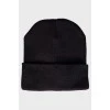 Черная шапка с лого бренда