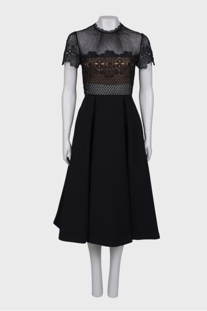 Черное приталенное платье с кружевом 