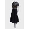 Чорна приталена сукня з мереживом