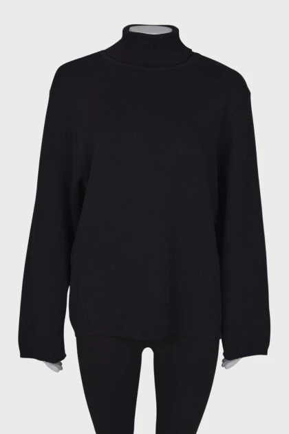 Черный свитер свободного кроя 