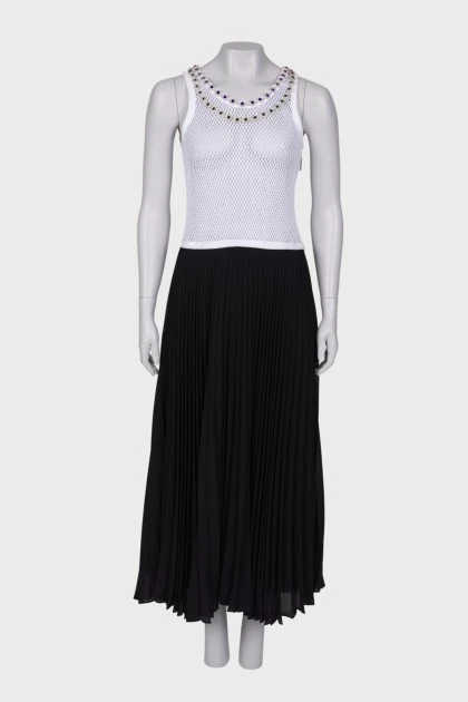 Черное-белое платье декорировано ожерельем 