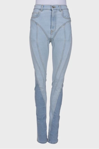 Светло-голубые джинсы с рельефными швами