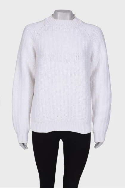 Трикотажный белый свитер