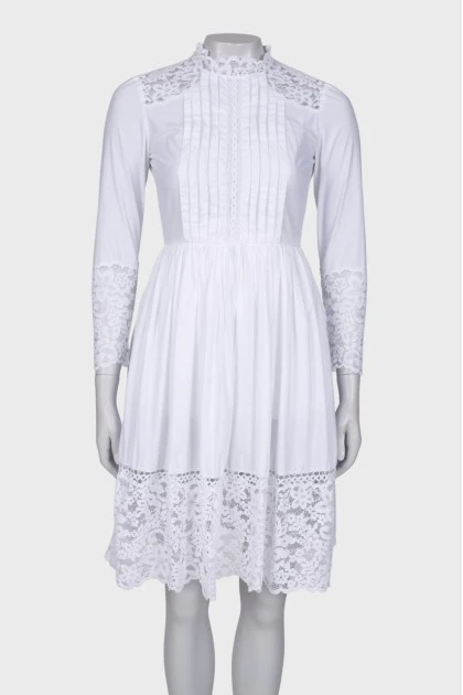 Белое платье с кружевом 