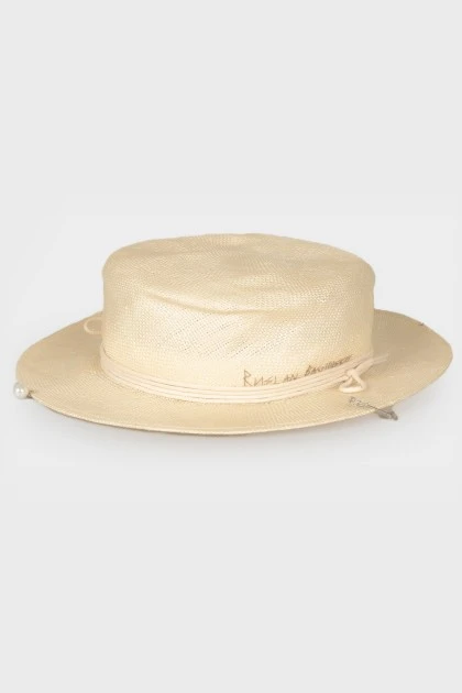 Шляпа из соломы с цепочкой